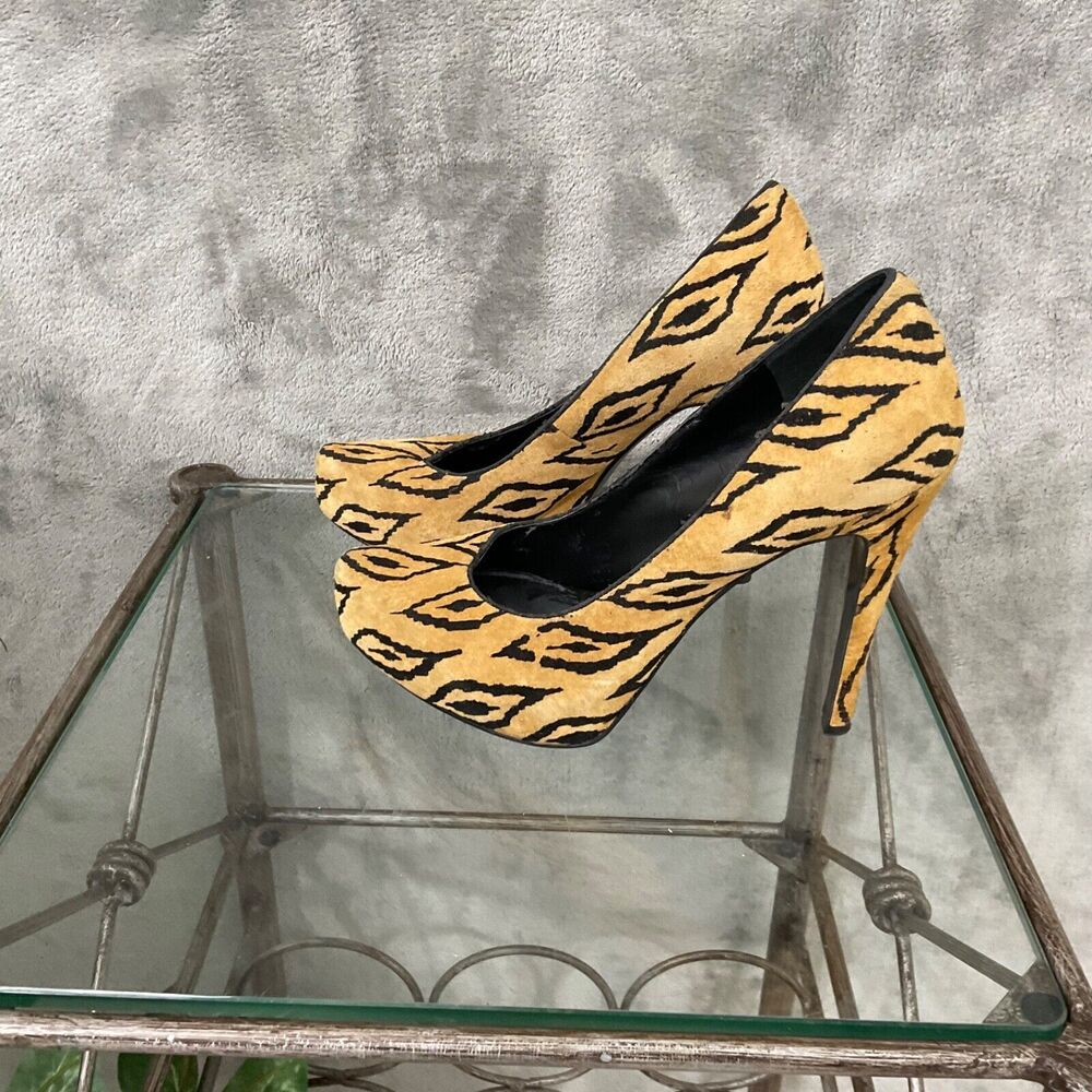 BCBG Leather Stiletto pumps women’s size 9 tiger print Platform high heels